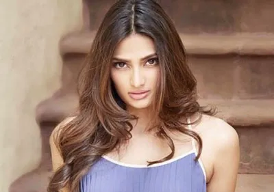 Hang on, says Ganesha to newbie Athiya Shetty!