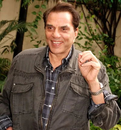 Dharam Paaji, Like his On-screen Self, Is a Perfect Mix of the Venusian Grace and Martian Muscle!